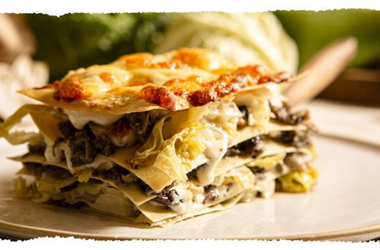 Wirsing-Pilz-Lasagne mit Béchamelsoßeer und herbstlichem Salat