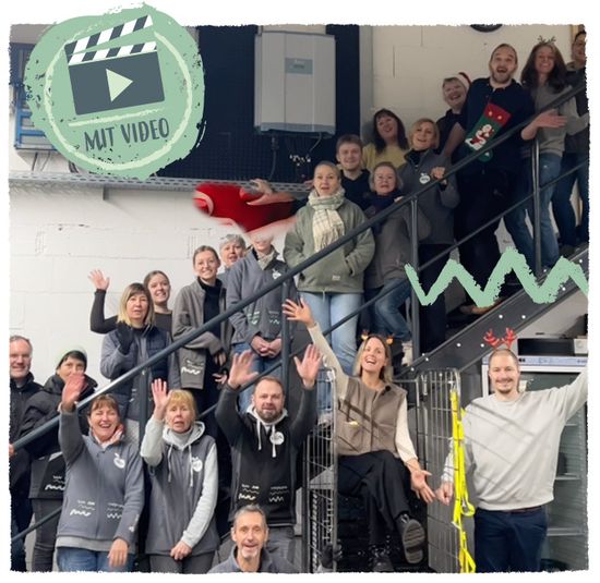 KI generiert: Das Bild zeigt eine Gruppe von Menschen, die fröhlich auf einer Treppe posieren. Im Vordergrund sitzt eine Person auf einem grünen Kasten, während das Bild dekorativ mit Illustrationen von Gemüse und einem Video-Symbol versehen ist.