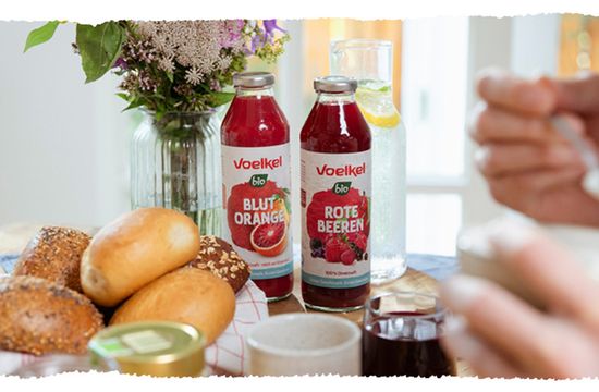 Die neuen Voelkel 0,5l Liter Flaschen auf einem gedeckten Frühstückstisch