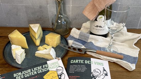 KI generiert: Das Bild zeigt einen frischen Bund Grünkohl mit dunkelgrünen, krausen Blättern auf weißem Hintergrund. Grünkohl ist ein nährstoffreiches Blattgemüse.