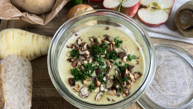 Rezeptbild für 79. Pastinakencremesuppe mit Apfel