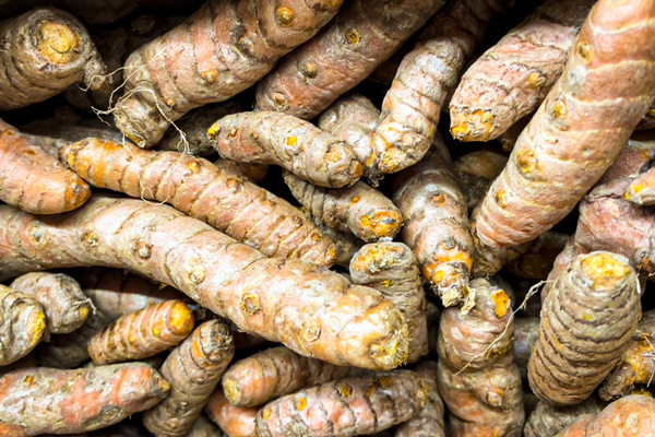 KI generiert: Mehrere Kurkuma-Wurzeln dicht zusammen.