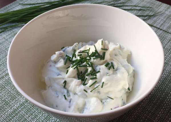 KI generiert: Schüssel mit Kräuterquark, garniert mit Schnittlauch.