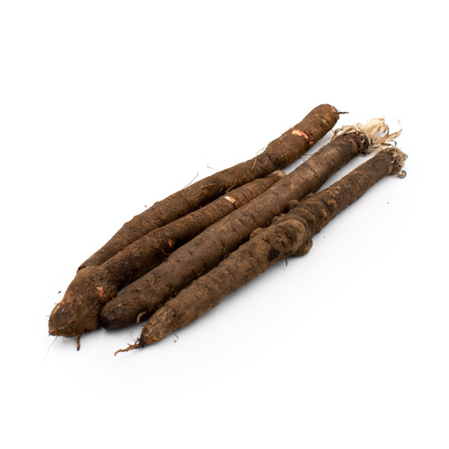 Das Bild zeigt mehrere Schwarzwurzeln, die ungewaschen sind und auf einer weißen Fläche liegen. Die Wurzeln haben eine dunkle, erdige Oberfläche.