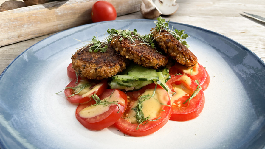 Rezeptbild für 72. Vegetarische Hafer-Bratlinge mit Tomaten-Gurken-Salat