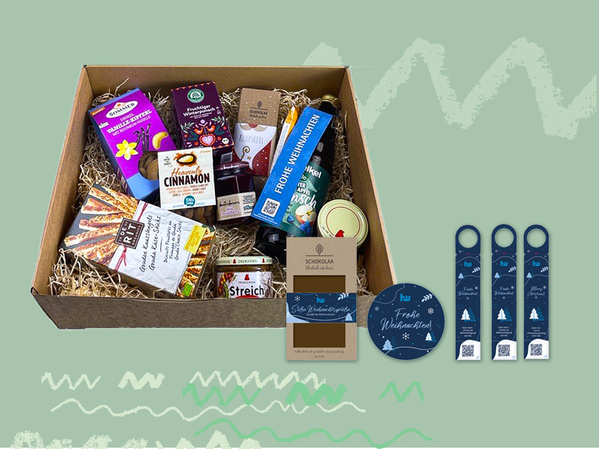 KI generiert: Ein Geschenkkorb mit verschiedenen Lebensmitteln und Text: "Frohe Weihnachten".