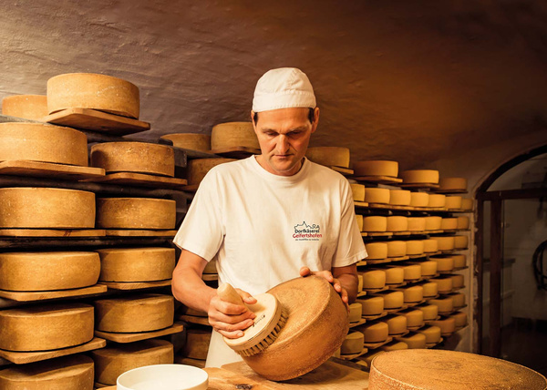Käsemeister bei der Arbeit Geifertshofen