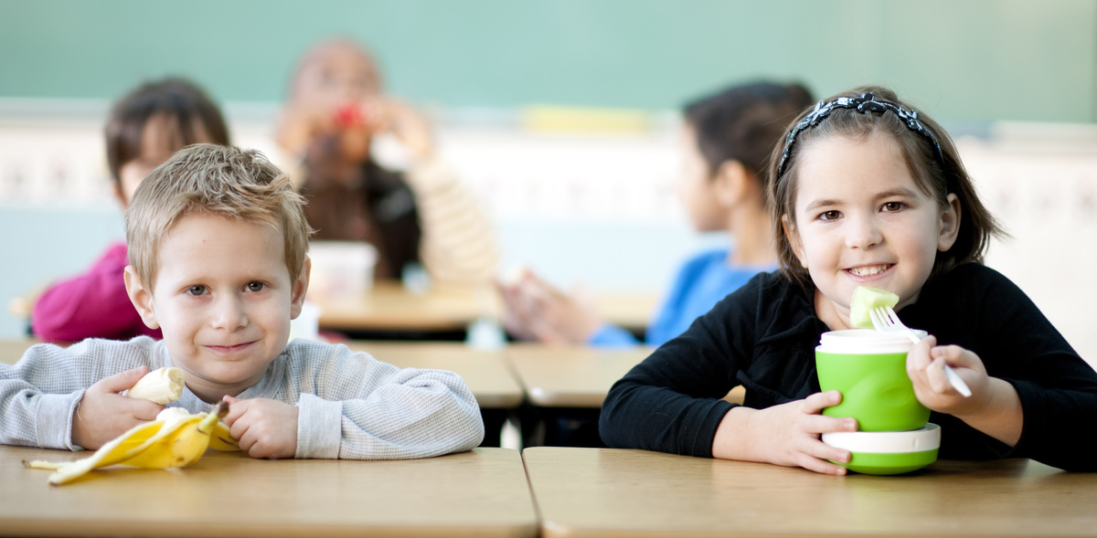 Kinder essen Obst in der Schule