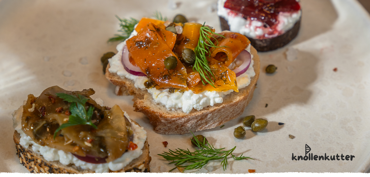 KI generiert: Das Bild zeigt links eine Tasse Kaffee mit Milch auf einem Tisch und in der Mitte eine Kaffeeverpackung. Rechts ist eine Person zu sehen, die an einer Kaffeemaschine arbeitet.