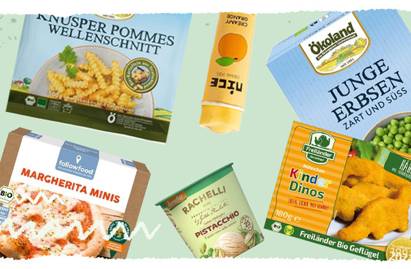 Lisa hält ein Zertifikat für ökologischen Landbau in einem Raum mit frischem Gemüse. Im Hintergrund sind Kisten mit Gemüse zu sehen.