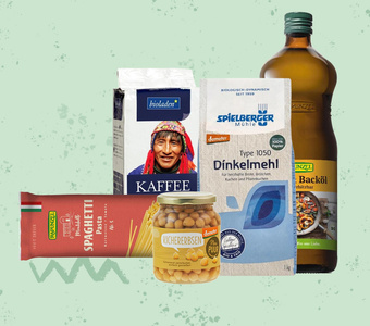Bio-Lebensmittel: Kaffee, Dinkelmehl, Spaghetti, Kichererbsen im Glas, Backöl.