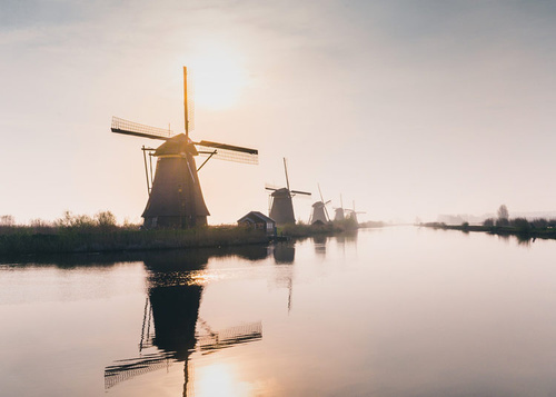 Windmühlen am Kanaöl in Dämmerlicht