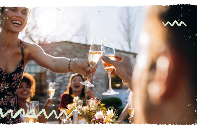 Freunde stoßen mit Sekt an