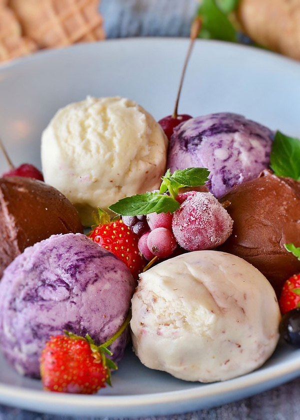 Eis mit gefrorenen Früchten