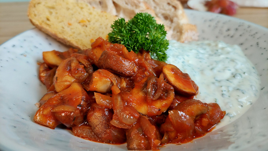 Rezeptbild für 27. Geschmorte Champignons mit Kräuterdip