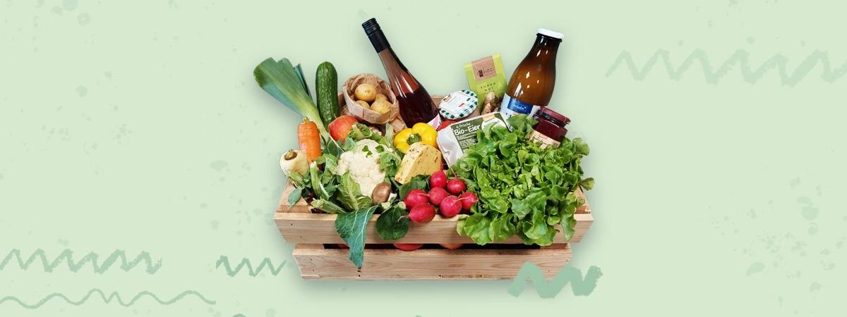 Biokiste mit frischen Bio-Produkten und saisonalem Bio-Gemüse aus der Region