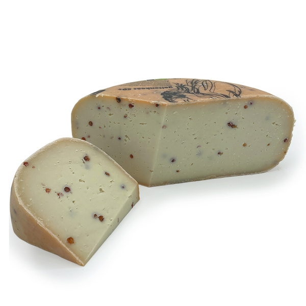 KI generiert: Ein Stück Käse mit Pfefferkörnern, teils aufgeschnitten.