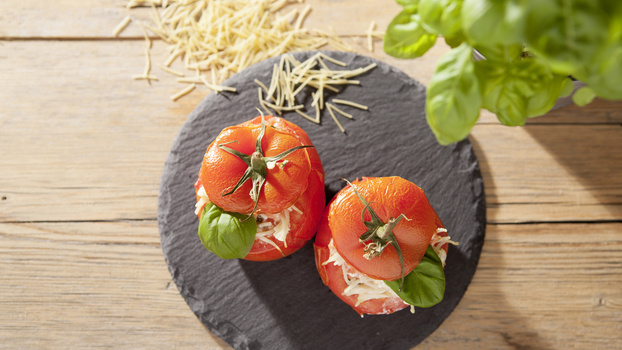 Rezeptbild für 242. Gefüllte Tomaten mit Hüttenkäse, Fadennudeln und Basilikum