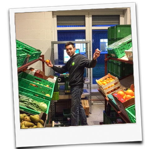 KI generiert: Ein Mann steht zwischen Kisten mit Obst und Gemüse in einem Lagerraum.