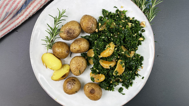 Rezeptbild für 35. Rosmarinkartoffeln mit fruchtigem Grünkohlsalat