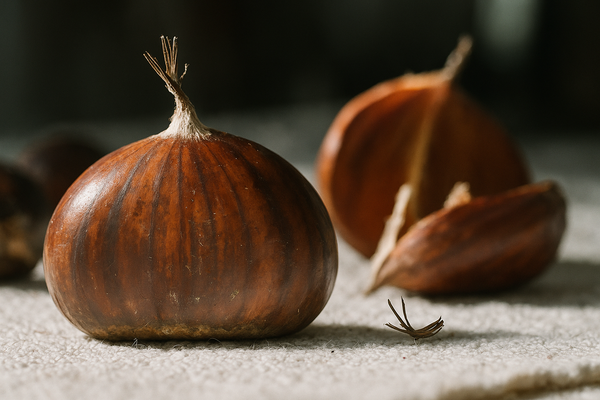 KI generiert: Einzelne Kastanien liegen auf einem hellen Untergrund.