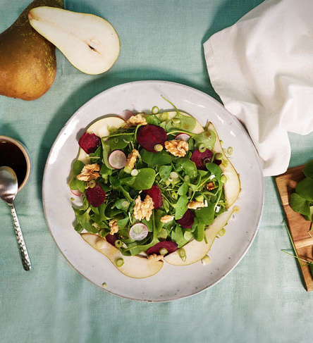 Postelein Salat mit rote Bete, Walnüssen, Lauchzwiebeln, Birne