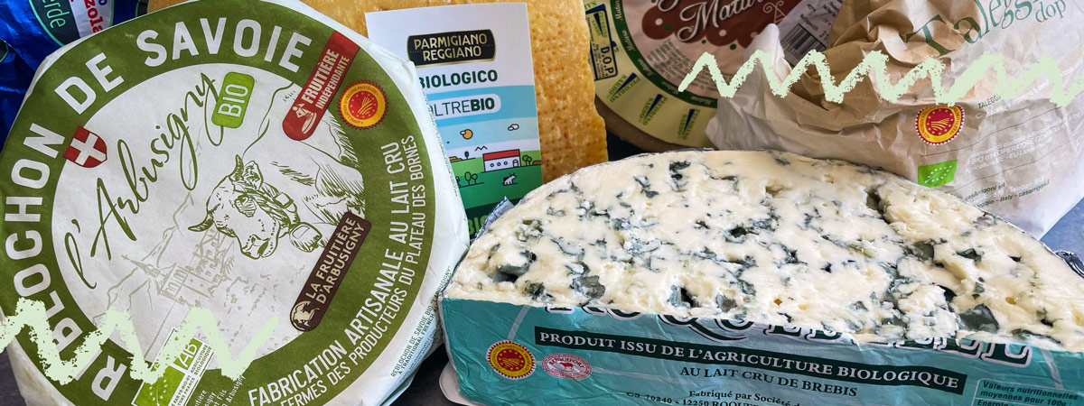 Verschiedene Biokäse mit Herkunftssiegel