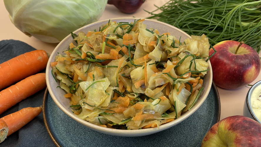 Rezeptbild für 341. Geschmorter Weißkohl mit Mönchsbart und Apfel-Dip