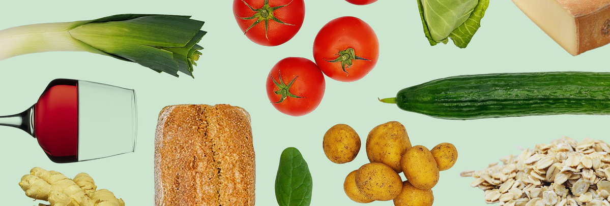 KI generiert: Verschiedene Lebensmittel: Lauch, Tomaten, Wein, Brot, Spinat, Kartoffeln, Gurke, Haferflocken, Ingwer, Käse.