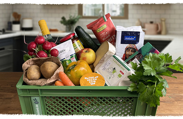 KI generiert: Eine grüne Kiste mit Obst, Gemüse und Lebensmitteln in einer Küche.