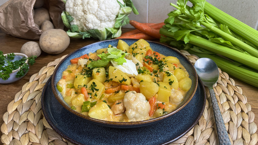 Gefüllte Süßkartoffel mit roter Beete und Birne