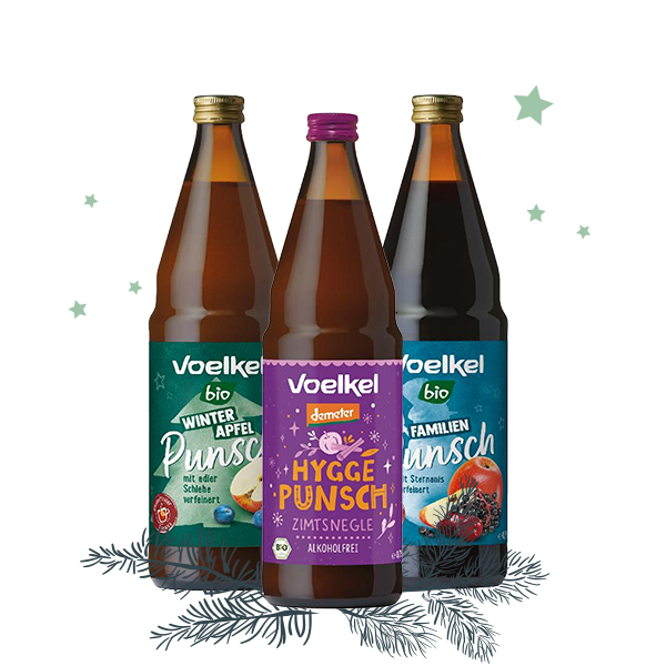 KI generiert: Drei Voelkel-Punschflaschen: Winterapfel, Hygge Punsch und Familienpunsch.