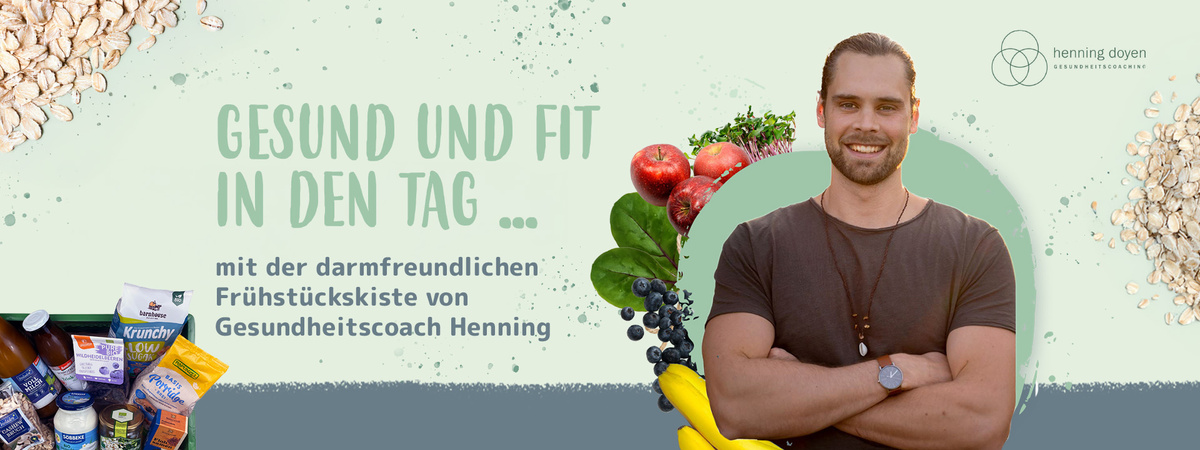 KI generiert: Ein Mann steht vor gesunden Lebensmitteln. Text: "GESUND UND FIT IN DEN TAG ... mit der darmfreundlichen Frühstückskiste von Gesundheitscoach Henning".