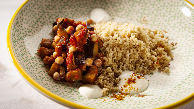 Rezeptbild für 311. Feuriges Auberginen-Kichererbsen-Gemüse mit Couscous und Joghurt