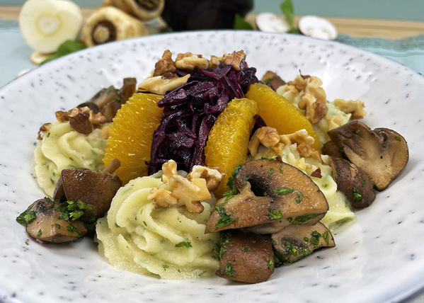 Pastinaken-Petersilienwurzelpüree mit Champignons
