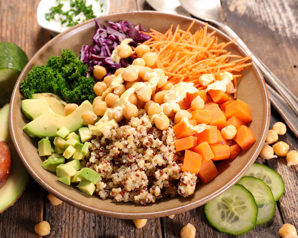 Bunte gemischte Bowl mit Quinoa, Kicherebsen und Kürbis