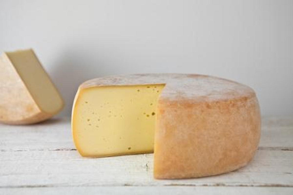 Produktfoto zu Hofkäserei Backensholz - Deichkäse alt -12 Monate gereift