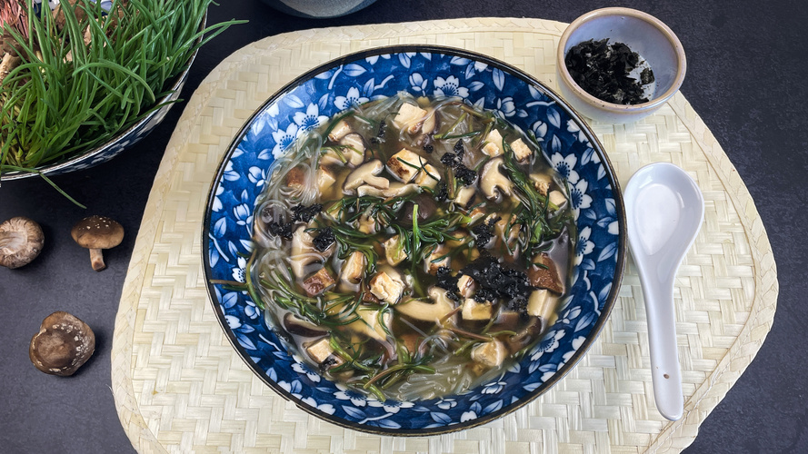 Rezeptbild für 426. Misosuppe mit Mönchsbart, Shiitake-Pilzen und Räuchertofu (vegan)
