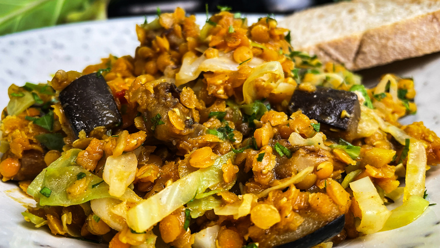 Rezeptbild für 105. Indischer Linseneintopf mit Aubergine und Spitzkohl (vegan)
