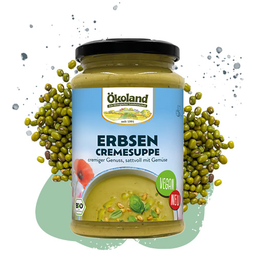 KI generiert: Ein Glas Erbsencremesuppe von Ökoland, umgeben von Erbsen. Text: "ERBSEN CREMESUPPE, vegan, BIO, NEU".
