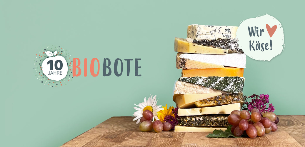 KI generiert: Käse-Stapel mit Blumen und Trauben, Text: "10 Jahre BioBote, Wir lieben Käse!"