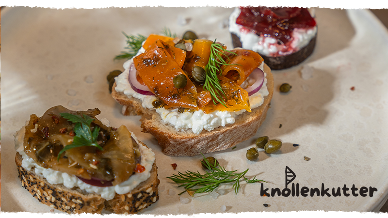 KI generiert: Verschiedene belegte Brote mit Gemüse, Frischkäse und Kräutern. Text: „knollenkutter“.