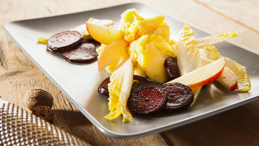 Rezeptbild für 240. Gebratene Rote Bete mit Kartoffelstampf und Chicorée Salat