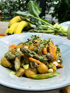 Fruchtiges Curry mit grünem Spargel und Banane