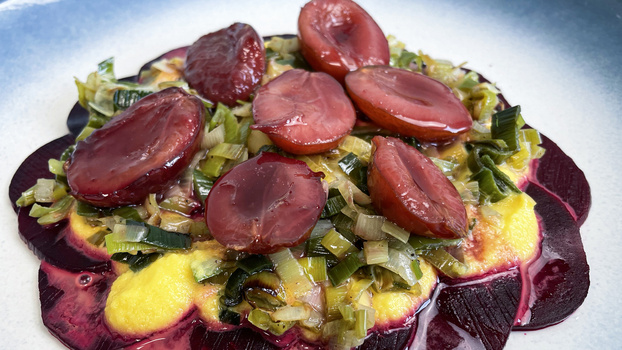 Rezeptbild für 65. Rote Bete Carpaccio mit Pflaumen und Mango (vegan)