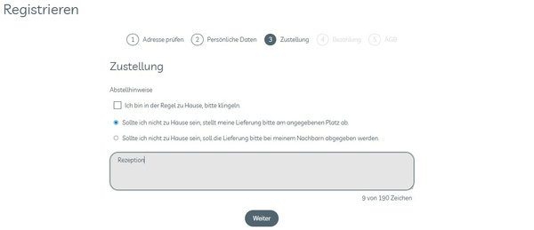 KI generiert: Registrierungsseite mit Zustelloptionen; Text: „Rezeption“ im Anmerkungsfeld; Button „Weiter“.