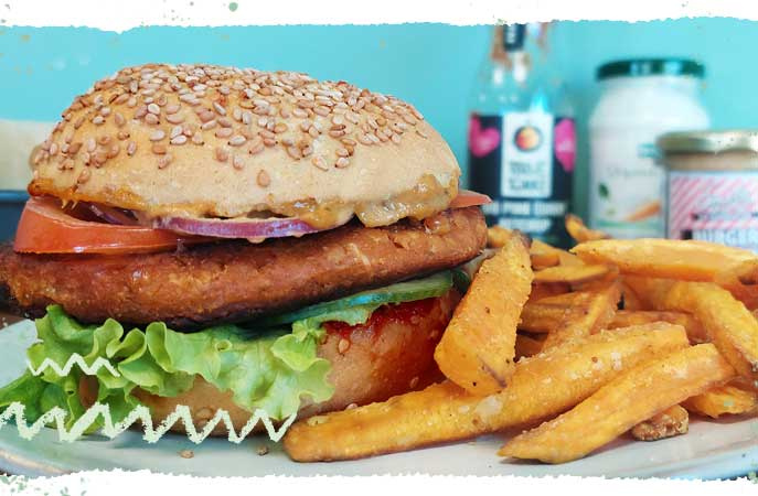 KI generiert: Ein Burger mit Pommes auf einem Teller.