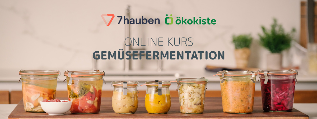 KI generiert: Einige Gläser mit fermentiertem Gemüse. Text: "7hauben, Ökokiste, ONLINE KURS GEMÜSEFERMENTATION".