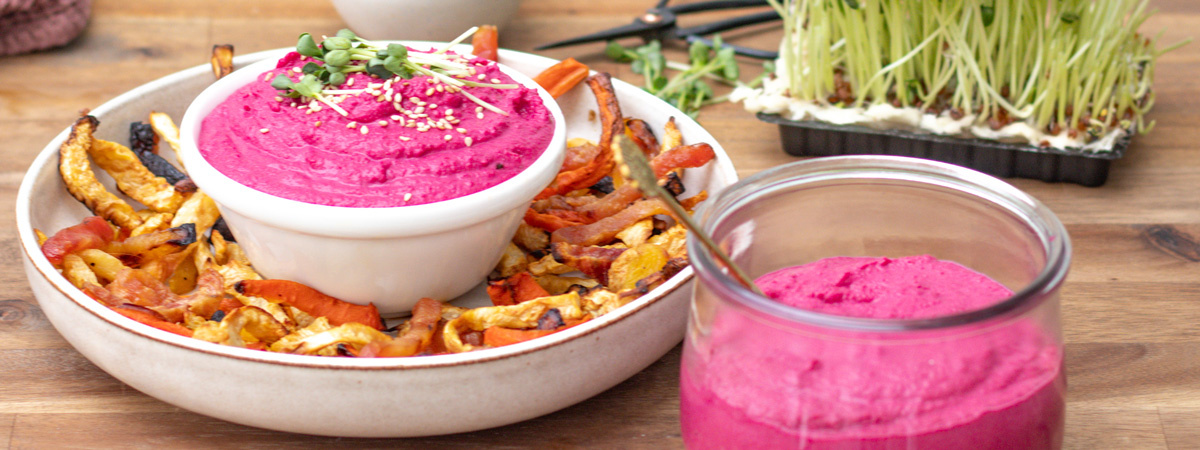 Rezept des Monats März 25_Rote-Bete-Hummus mit Wurzelgemüse-Pommes