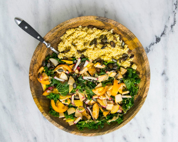 Bowl Couscous Kürbiskerne Tomaten Grünkohl